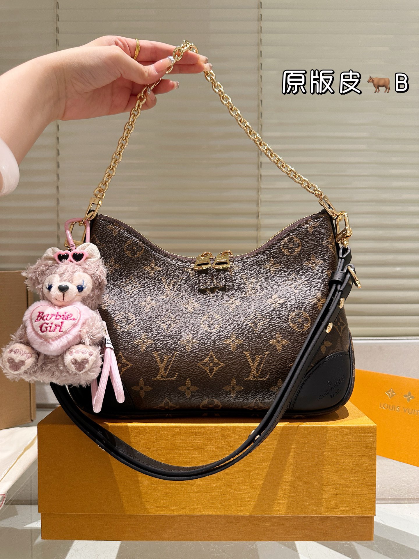 LV Boulogne邮差包 牛角包 新款的 Boulogne size 对比之前小了，但完全不影响它的容量。设计上多加了金色链条 发8，增添时尚感之余