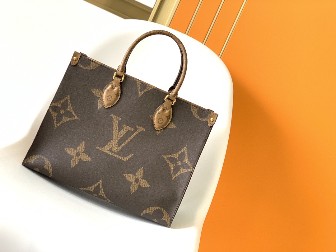 M45039 顶级原单 动态芯片 🌱🌱Onthego 中号手袋将经典 Monogram 帆布与 Monogram Reverse 帆布分饰两侧，迥异风尚随心呈现。Toron 双手柄与肩带实现多种背携方式。详细特征34.0 x 26.0 x 13.0 cm (长 x 高 x 宽)