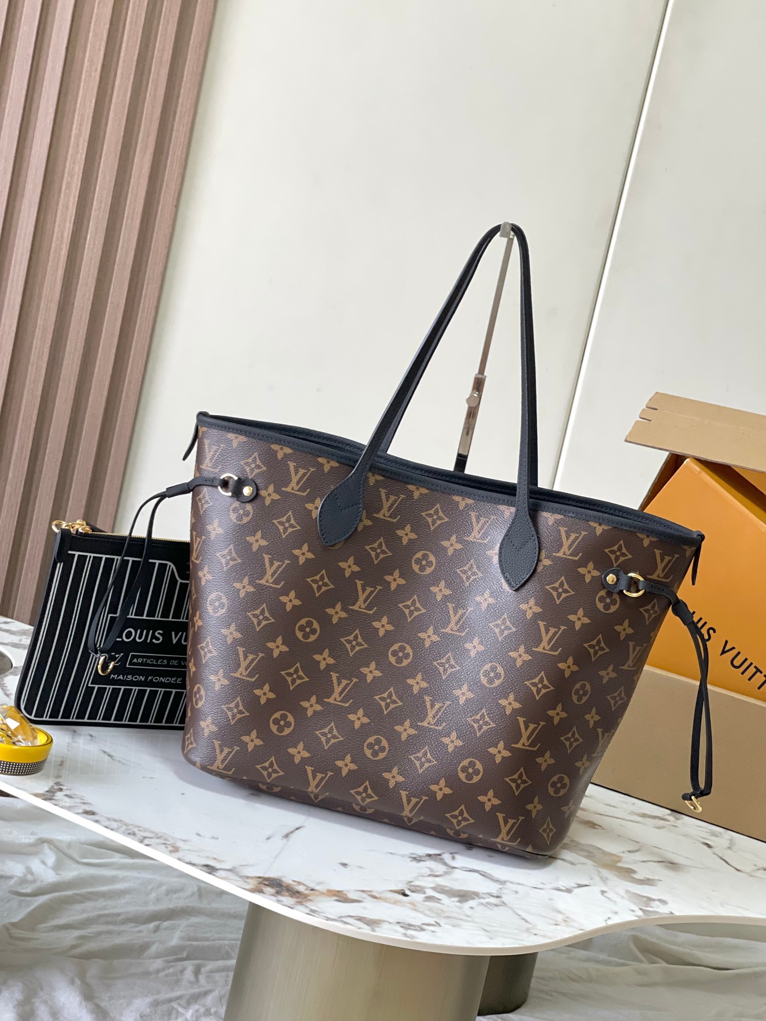 Neverfull Inside Out中号手袋本季演绎经典设计的双面版本， 型号：M11946黑色动态芯片版 材料：A级全钢五金，进口原厂牛皮 包装：全套原厂免税MB包装 尺寸：31*28*14CM