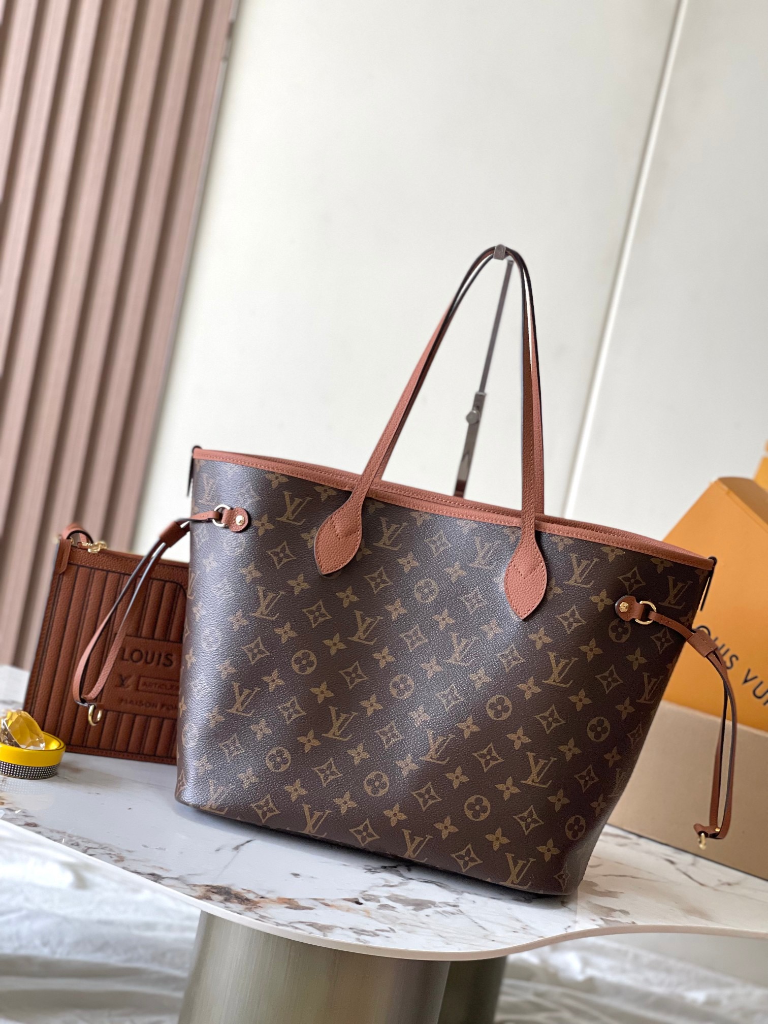 Neverfull Inside Out中号手袋本季演绎经典设计的双面版本， 型号：M12061棕色动态芯片版 材料：A级全钢五金，进口原厂牛皮 包装：全套原厂免税MB包装 尺寸：31*28*14CM