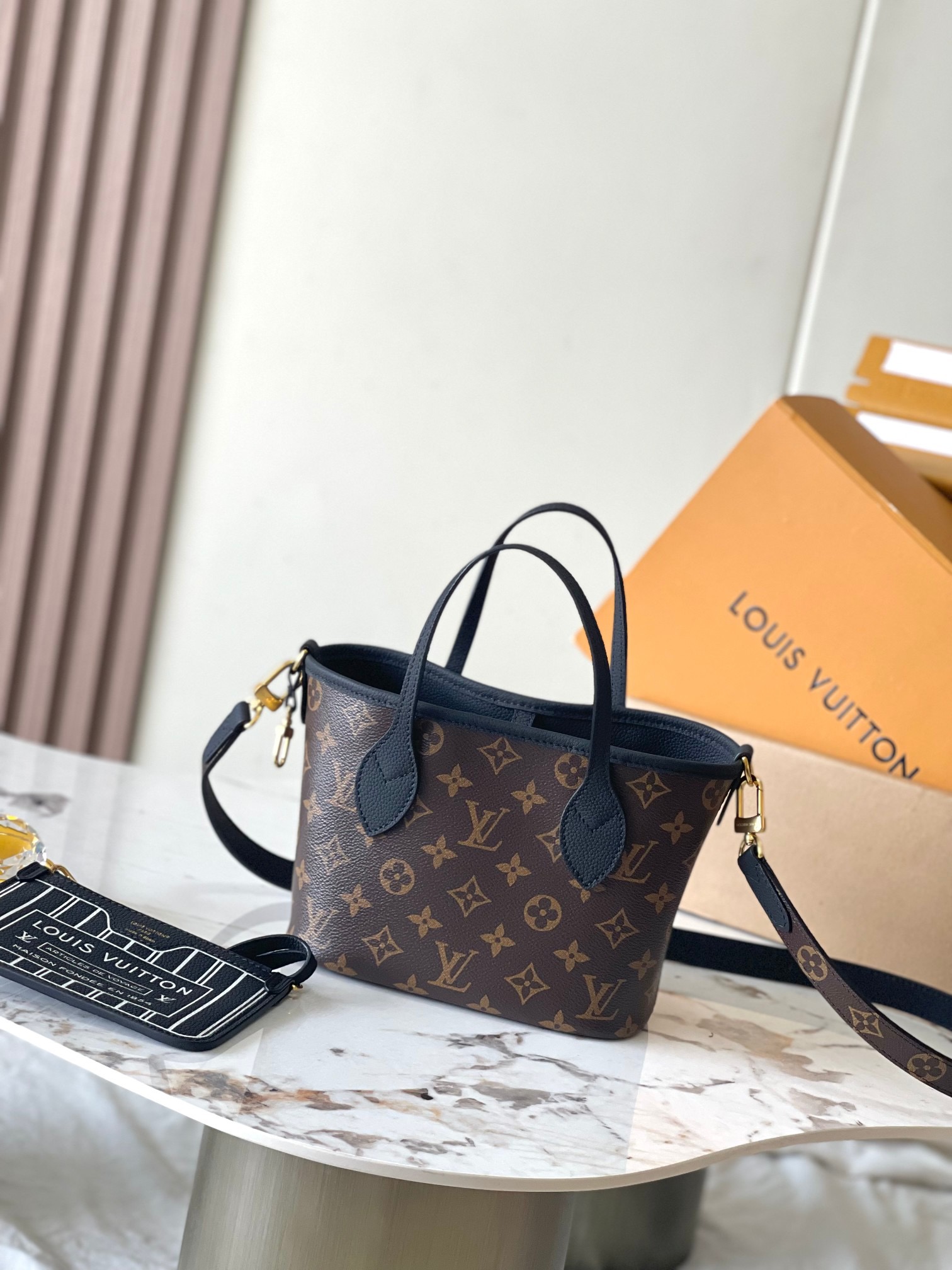 Neverfull Bandouliere Inside Out BB 手袋本季演绎经典设计的双面版本， 型号：M12099黑色动态芯片版 材料：A级全钢五金，进口原厂牛皮 包装：全套原厂免税MB包装 尺寸：24*14*9CM