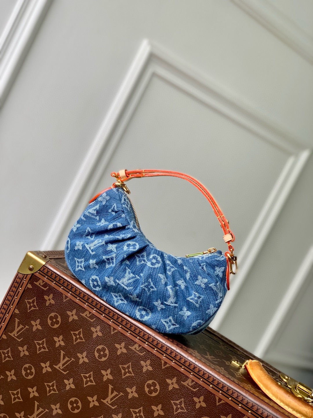 【163C01动态芯片】顶级原单✨ ‼️全钢五金Pochette Valley 手袋取材 Monogram 棉质丹宁布，搭配撞色牛皮革饰边和耀目金属件，令经典设计绽放摩登风范。取下手柄即可化身手拿包。织物一牛皮革饰边一织物内衬一金属件一拉链开合一可收纳智能手机、耳机、Victorine 钱夹和钥匙一手柄：单手柄！！型號:M13571；尺寸:21x15x7CM