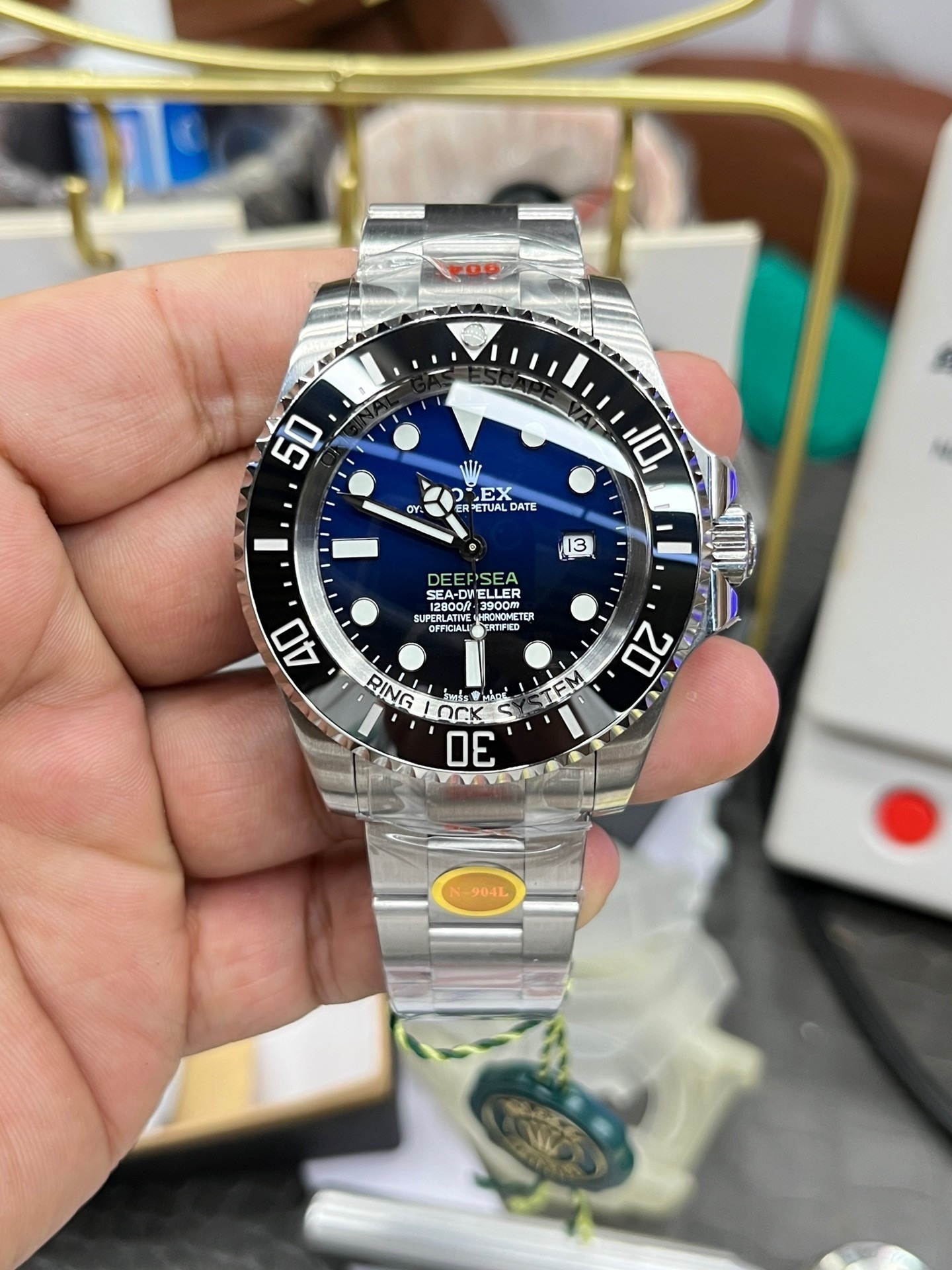 劳力士鬼王126660系列         全新一体机3235机芯较前代有重要革命性升级，怒荐之作原装开模，细节完美1：1圈口夜光珠采用原装冲压技术，告别胶水，不再会有脱落的诟病。陶瓷表圈亦采用最新原装冲压技术，内部结构完美同步原装，转圈声音及力度同原装一致。陶瓷表圈采用原装镀白金技术，经久耐用，细致乱真。渐变蓝色面盘经比对且无数次调试，足可乱真。市面唯一钢带头部同步原装宽度加宽，佩戴更舒适，视感更完美（老版本钢带比较瘦窄），表扣伸缩结构完美克隆，全表升级为原装一致904l精钢，拉丝更精湛，质感更逼真，且拥有原装一致的抗腐蚀及耐磨水平。搭载有经典高性一体机3235机芯，真正从内而外超级克隆。