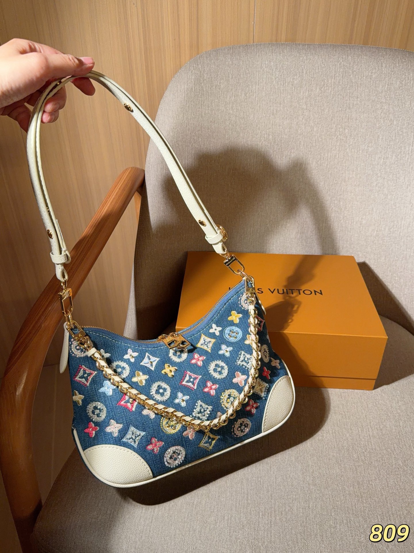 Lv路易威登 牛仔刺绣牛角包，复古又时髦✨。