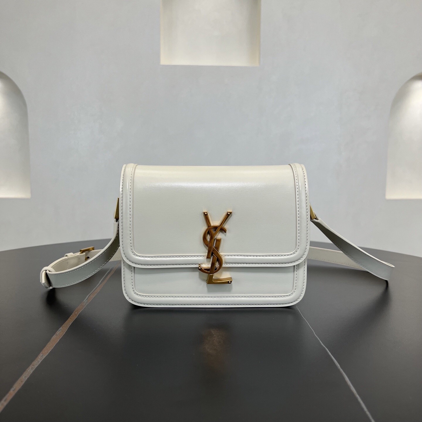 𝐒𝐀𝐈𝐍𝐓 𝐋𝐀𝐔𝐑𝐄𝐍𝐓  SOLFERINO BOX 圣罗兰皮革小号肩背包圣罗兰 MONOGRAM前翻盖和YSL字母标志金属旋扣小号肩背包，搭配可调节肩背带。尺寸 19-14-5cm 牛皮革古铜色金属配件皮革衬里YSL旋扣开合设计内部：一个主隔层含有一个卡片槽、一个可折叠平袋和一个正面可折叠文件袋