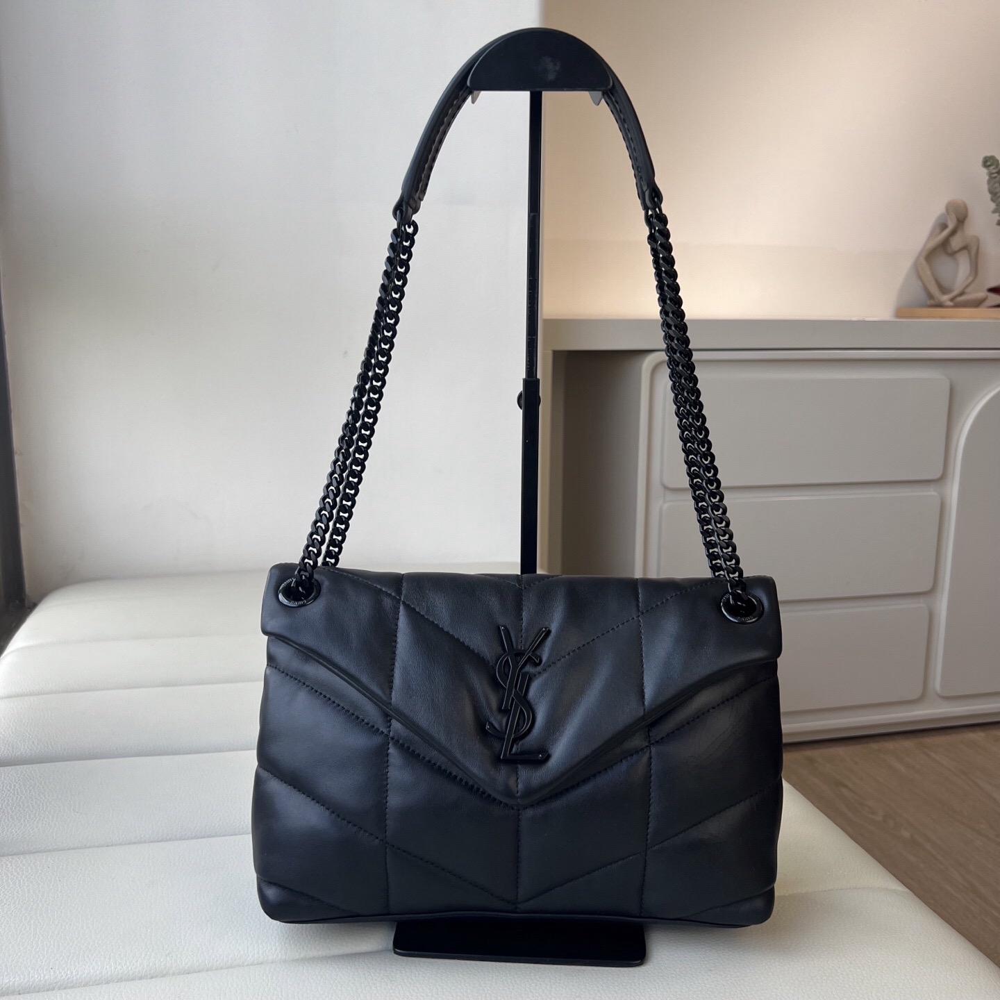 云朵包29cm.  LOULOU PUFFER 小号绗缝小羊皮包𝐒𝐀𝐈𝐍𝐓 𝐋𝐀𝐔𝐑𝐄𝐍𝐓 字母标志包，饰以 YSL 金属标志，配以可双折后单肩使用的真皮链条肩带。货号 577476。尺寸 29.0  17.0  11.0 CM100% 羊皮银色拉丝金属饰件罗缎衬里磁性四合扣封口一个拉链内袋肩带长度：52厘米折叠后肩带长度：28厘米