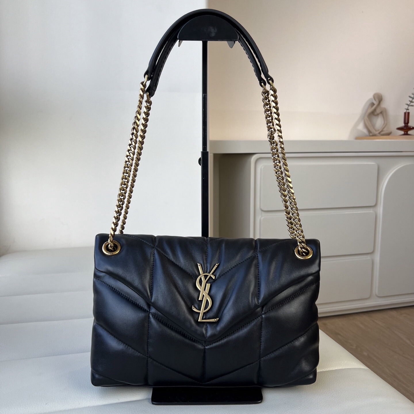 云朵包29cm.  LOULOU PUFFER 小号绗缝小羊皮包𝐒𝐀𝐈𝐍𝐓 𝐋𝐀𝐔𝐑𝐄𝐍𝐓 字母标志包，饰以 YSL 金属标志，配以可双折后单肩使用的真皮链条肩带。。尺寸 29.0  17.0  11.0 CM100% 羊皮银色拉丝金属饰件罗缎衬里磁性四合扣封口一个拉链内袋肩带长度：52厘米折叠后肩带长度：28厘米
