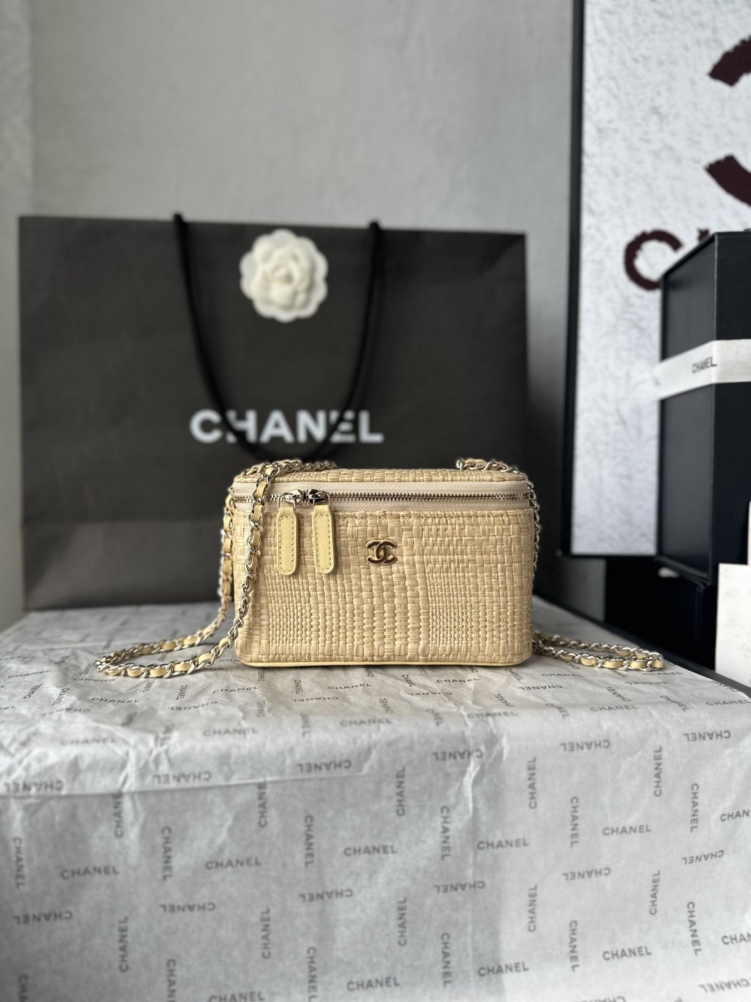 小号， 法国•高端定制品 Chane1    香奶奶家的新款盒子链条包 这个系列自从推出以来，就虏获了太多妹子的心！小巧可爱，多了一丝童趣，上身还减龄好看！ 这次这款跟之前那款的区别就是链子无金球也无手柄，材质是今年很火的草编材质！ 意大利渠道订单，现货很少很少。通体经典的草编材质设计，搭配硬挺的包型，天呐神仙颜值，这质感真的爱了！不仅用料好，款式好！容量也值得一提！包内有专用的夹层，给人一种特别的精致感与小惊喜～识货准备撸吧！拼手速的时候来了！ 长盒子尺寸：16×10×8cm 款号AP1341
