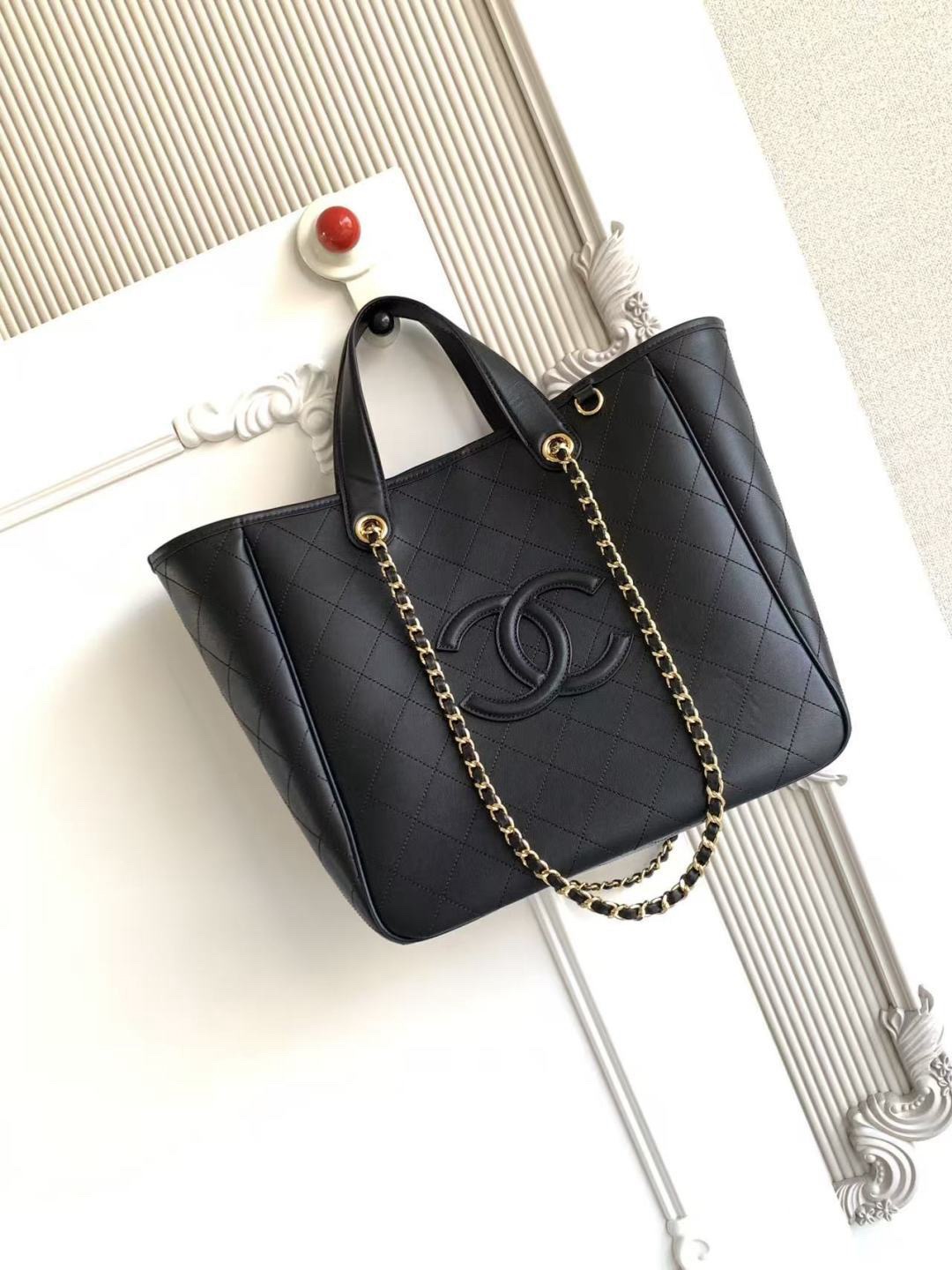 Chanel  AS6200   26b新款大双c迷你托特包大号 新款水桶包又一次惊艳到啦26B系列松弛、极简美学太厉害了 在这个包包诠释出来～小牛皮手感好棒自带柔雾感、水桶形包身不易塌形！立体双 C 定格于包包正面、品牌辨识度拉满 桶形内里空间充足开合拿取物品超方便！上班通勤、逛街约会一只全部搞定 尺寸：30x36x17cm