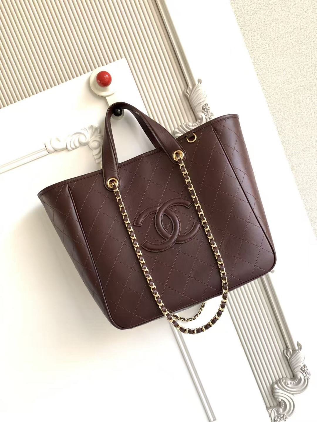 Chanel  AS6200   26b新款大双c迷你托特包大号 新款水桶包又一次惊艳到啦26B系列松弛、极简美学太厉害了 在这个包包诠释出来～小牛皮手感好棒自带柔雾感、水桶形包身不易塌形！立体双 C 定格于包包正面、品牌辨识度拉满 桶形内里空间充足开合拿取物品超方便！上班通勤、逛街约会一只全部搞定 尺寸：30x36x17cm