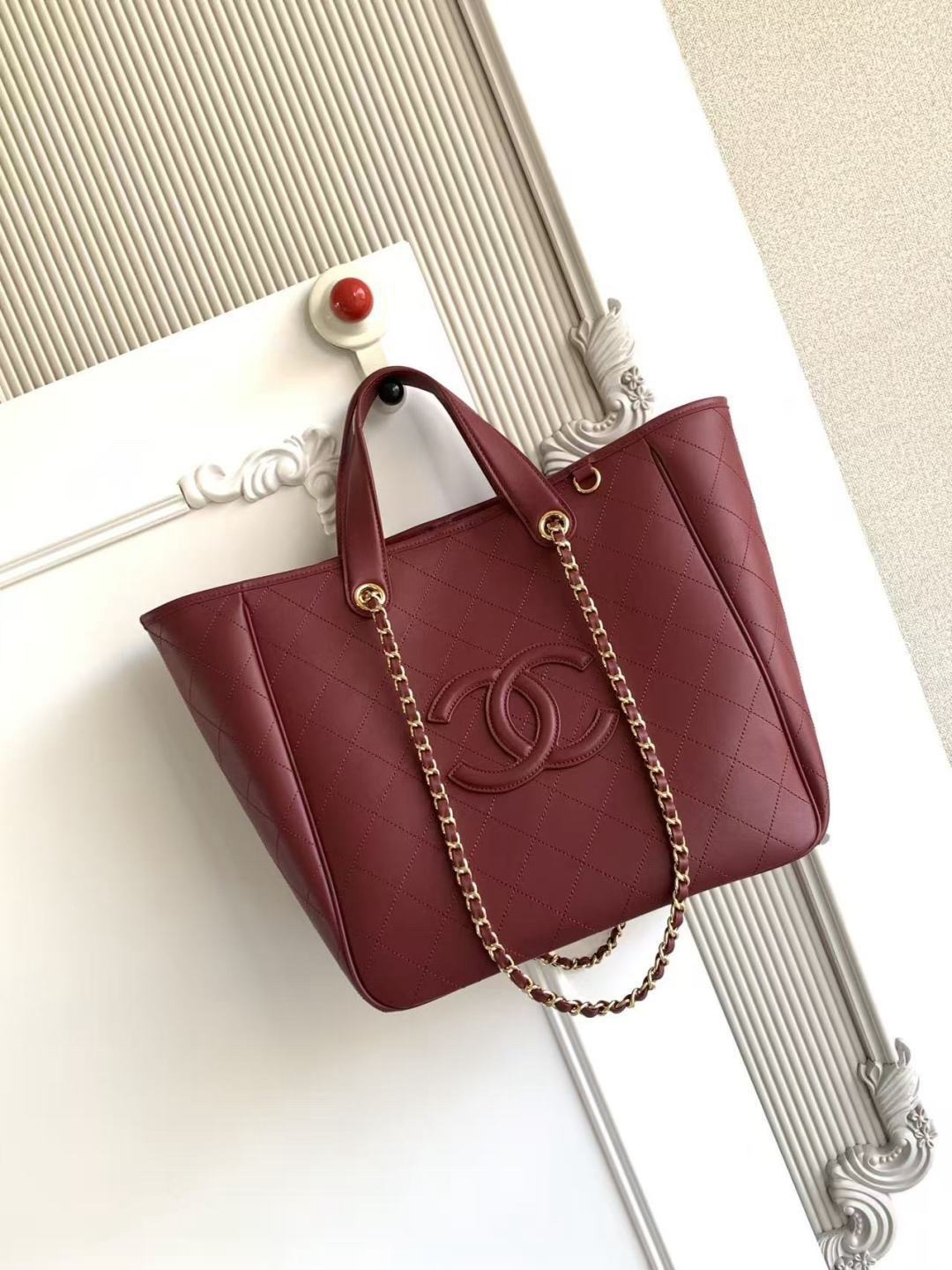 Chanel  AS6200   26b新款大双c迷你托特包大号 新款水桶包又一次惊艳到啦26B系列松弛、极简美学太厉害了 在这个包包诠释出来～小牛皮手感好棒自带柔雾感、水桶形包身不易塌形！立体双 C 定格于包包正面、品牌辨识度拉满 桶形内里空间充足开合拿取物品超方便！上班通勤、逛街约会一只全部搞定 尺寸：30x36x17cm