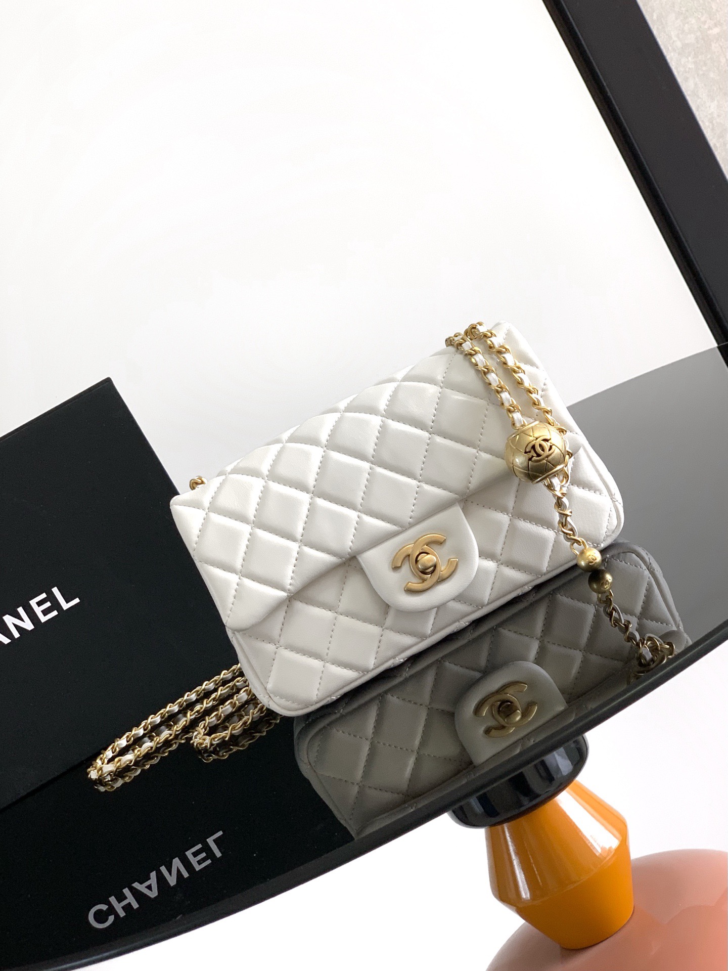 💞Chanel✨AS1787 爆款金属cf mini 口盖包 全球  链条上多了个 小金球  画龙点睛 锦上添花 不仅复古美观 还可调节链条长度  可以做腰包 也可以单肩斜挎 太精致完美了💕 大爱🥰🥰全球抢到断货🤩🤩尺寸:20cm型号1787