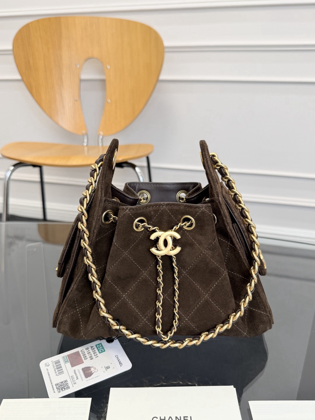 《迷你号》⭐⭐⭐𝟐𝟔𝐂新款嬉皮𝐡𝐨𝐛𝐨 进口反绒布🖤 随性慵懒的包型当之无愧的春夏度假⛱️王者了 ！知性优雅大女主典范👑 不仅仅是美观更是实用主义✨完全契合当下大多数人对包的期望值🎊  材质：皮🆚与金色金属  尺寸𝟐𝟎*𝟐𝟐*𝟏𝟐.𝟓𝐜𝐦  AS5631