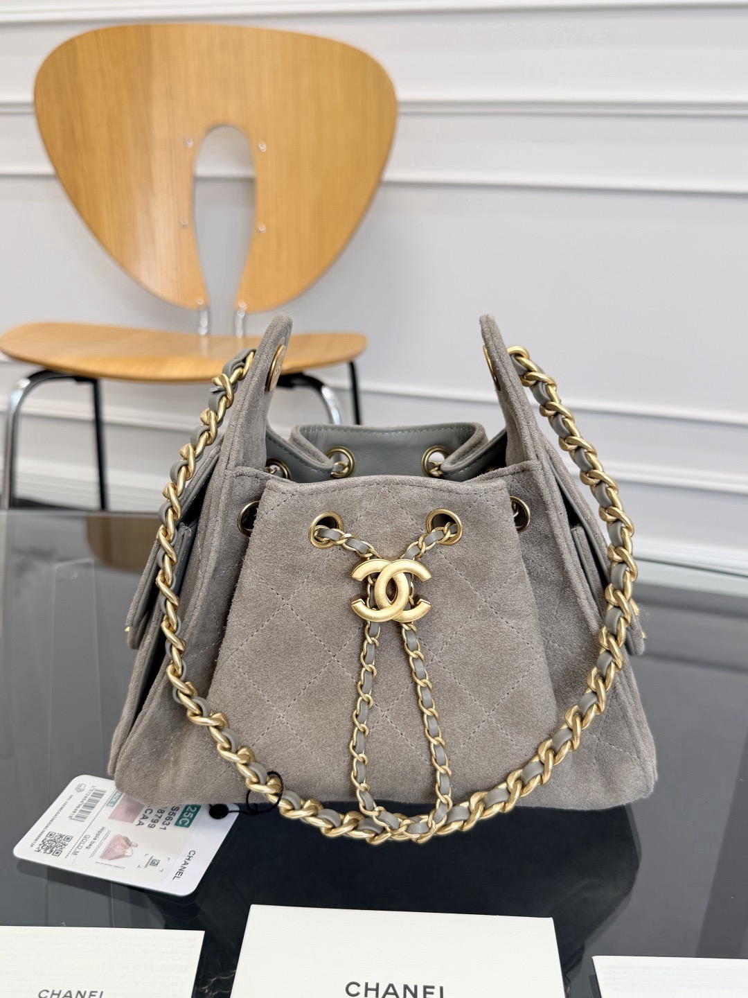 《迷你号》⭐⭐⭐𝟐𝟔𝐂新款嬉皮𝐡𝐨𝐛𝐨 进口反绒布🖤 随性慵懒的包型当之无愧的春夏度假⛱️王者了 ！知性优雅大女主典范👑 不仅仅是美观更是实用主义✨完全契合当下大多数人对包的期望值🎊  材质：皮🆚与金色金属  尺寸𝟐𝟎*𝟐𝟐*𝟏𝟐.𝟓𝐜𝐦  AS5631