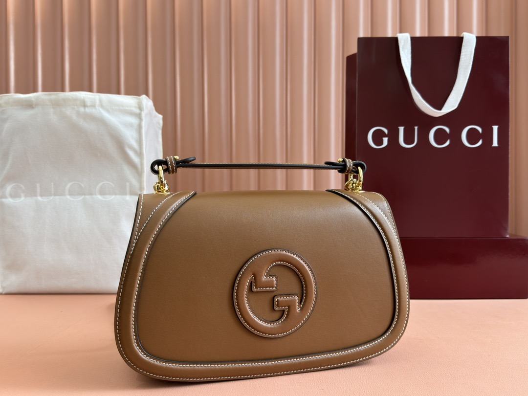 【原厂皮配置全套包装】Gucci Blondie系列中号815716 HAAKG 9755 倾情推出全新Gucci Blondie系列，透过当代视角焕新演绎品牌经典标识，匠心打造饰对比色缝线的圆形互扣式双G图案。这款中号手袋采用新意十足的米色棉麻混纺帆布制作，缀饰光滑的棕色皮革滚边，搭配顶部提手设计和可调节肩带。 米色棉麻混纺帆布 棕色皮革滚边 金色调配件 棕色棉麻衬里 圆形互扣式双G 内部：1个拉链袋 外部：背面设有1个开口口袋 顶部提手（7厘米高） 可拆卸可调节肩带（47-53厘米高）；长度可在96厘米与108厘米之间调节 磁扣开合 中号尺寸：32厘米（宽）x 17厘米（高）x 10厘米（深） 重量：约900克 意大利创作 最大可容纳： Pro MaxPlus、Airpods、长款和唇