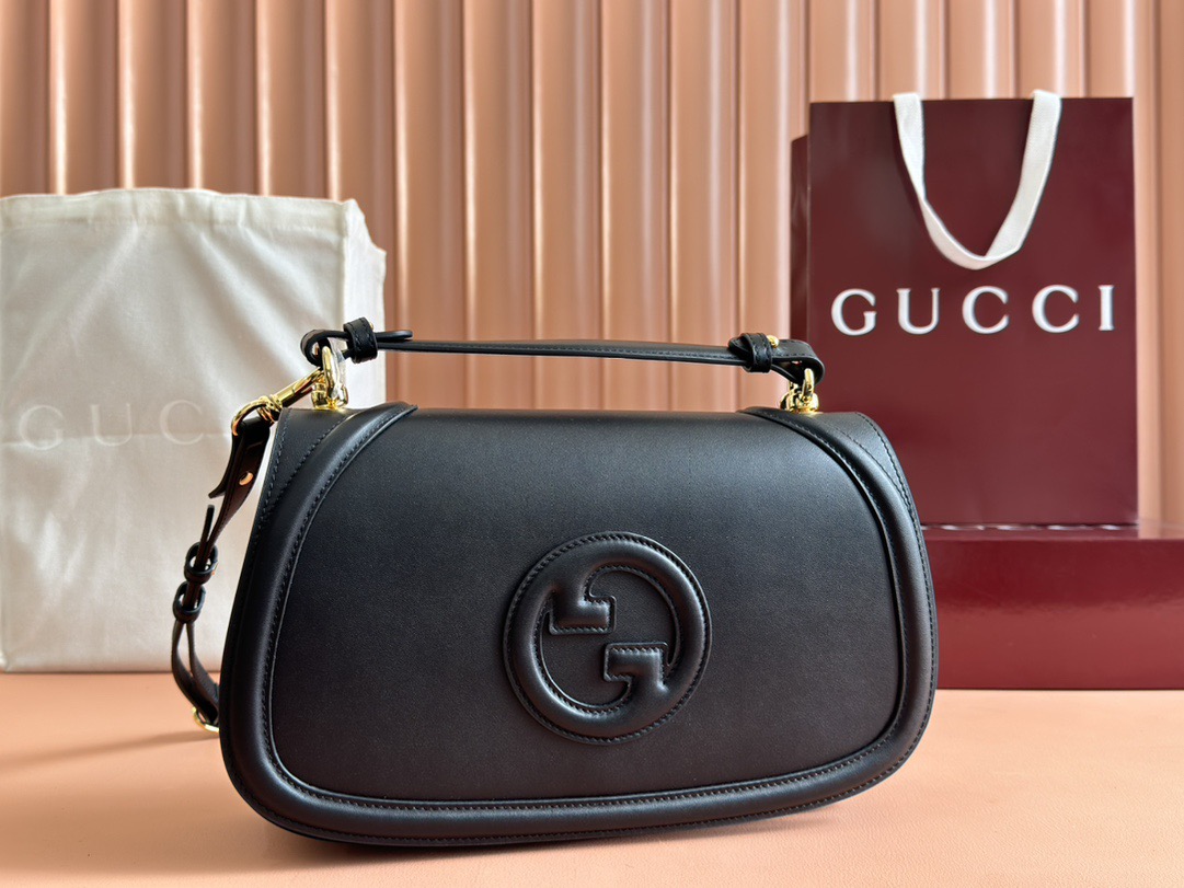 【原厂皮配置全套包装】Gucci Blondie系列中号815716 HAAKG 9755 倾情推出全新Gucci Blondie系列，透过当代视角焕新演绎品牌经典标识，匠心打造饰对比色缝线的圆形互扣式双G图案。这款中号手袋采用新意十足的米色棉麻混纺帆布制作，缀饰光滑的棕色皮革滚边，搭配顶部提手设计和可调节肩带。 米色棉麻混纺帆布 棕色皮革滚边 金色调配件 棕色棉麻衬里 圆形互扣式双G 内部：1个拉链袋 外部：背面设有1个开口口袋 顶部提手（7厘米高） 可拆卸可调节肩带（47-53厘米高）；长度可在96厘米与108厘米之间调节 磁扣开合 中号尺寸：32厘米（宽）x 17厘米（高）x 10厘米（深） 重量：约900克 意大利创作 最大可容纳： Pro MaxPlus、Airpods、长款和唇