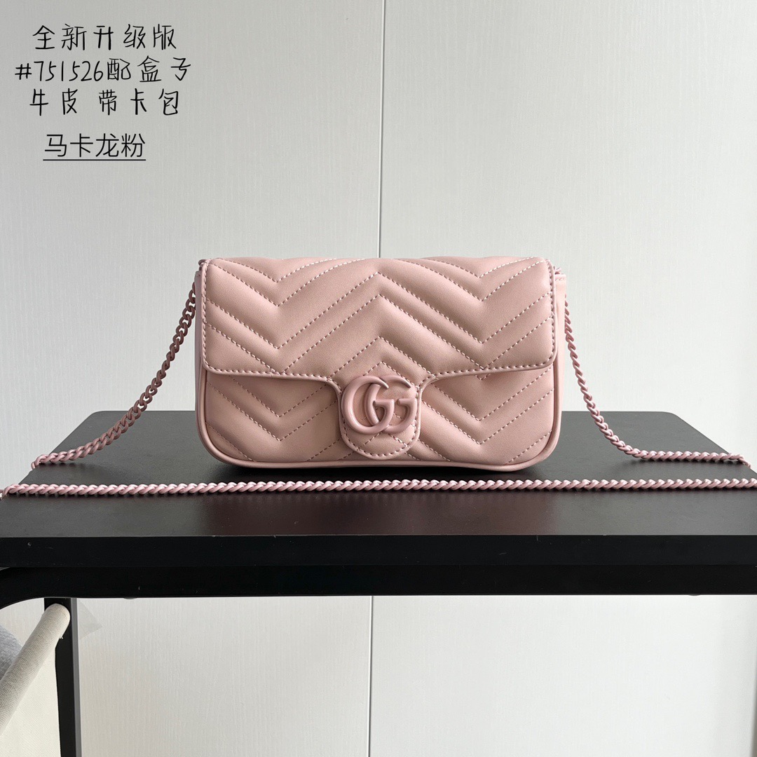 全牛皮 尺寸：21/12/5cm  GG Marmont链条迷你手袋，配有卡包，可以用于将此袋绑缚在另外更大的手袋上。采用颇具结构化的柔软造型，翻盖扣配以GG金属配件。金属配件从70年代经典设计中汲取灵感。采用绗缝人形花纹真皮制作。