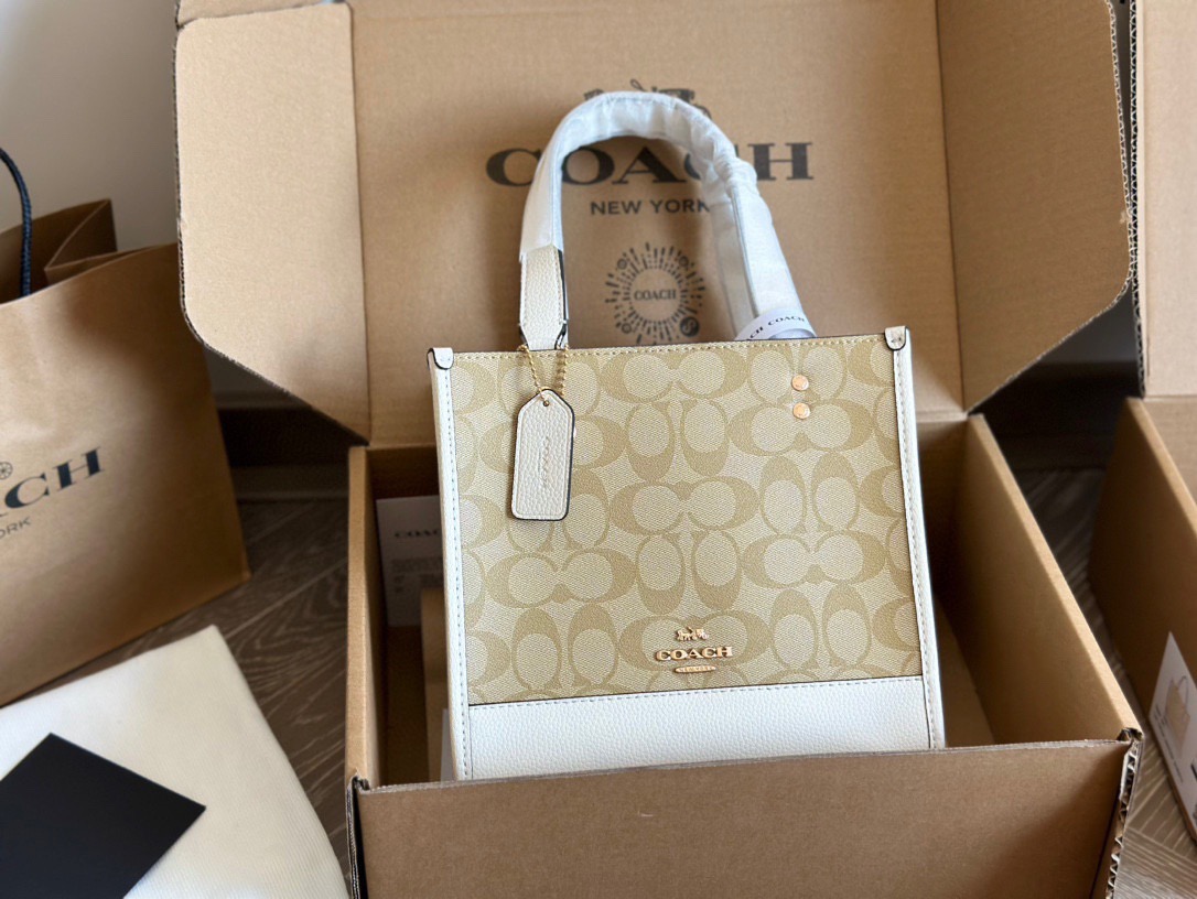 配盒  size：22*21cm（小号） 这个托特简直就是我的理想型了  c家 dempsey tote 白色配色 颜色超可爱超级甜 ✔️
