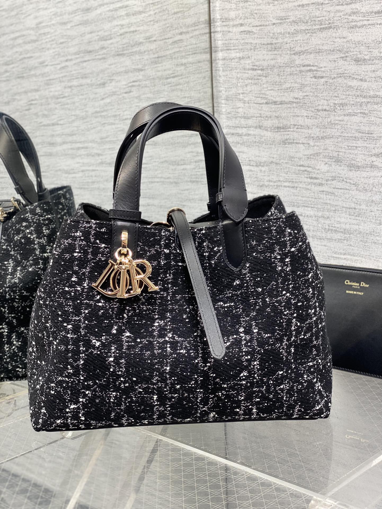 中号现货‼️ Dior迪奥特级原单配全套原版包装Toujours粗花呢系列，富家千金风，同样的单品不同的风格，独特的材质，精致又优雅，超大菱格的设计，搭配经典的字母配饰，摩登时尚感十足，包身结构十分柔软，小牛皮材质高级感满满，别具一格的扣饰扣合时侧面可折叠，容量非常nice，还贴心的配有一枚内袋，方便收納小物品哦 size:28.5*19*21cm