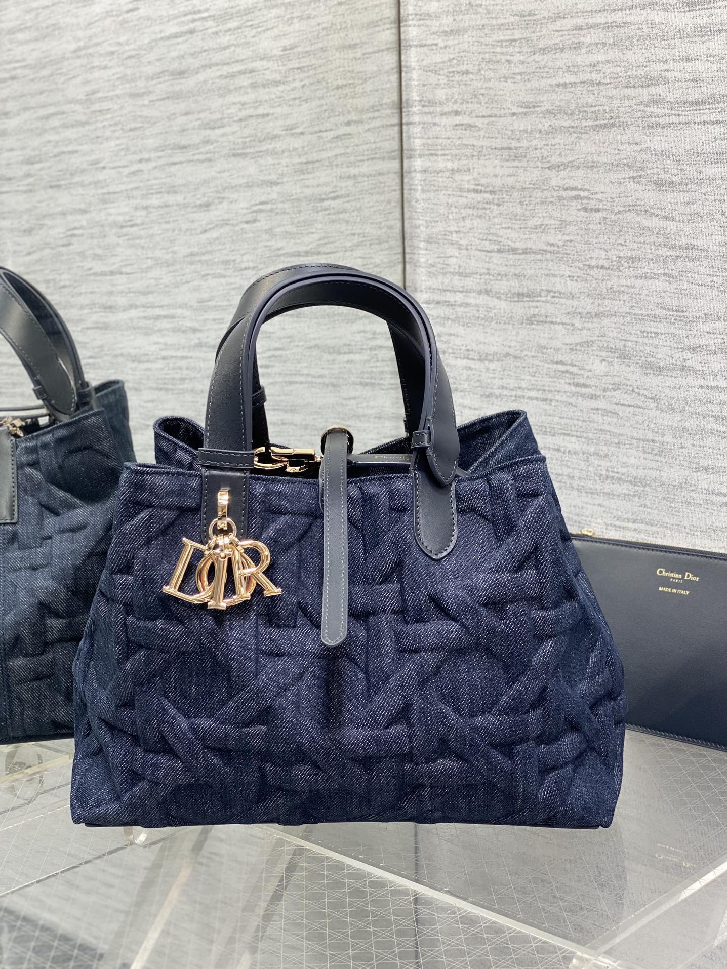 中号现货‼️ Dior迪奥特级原单配全套原版包装Toujours系列秋冬最新压花牛仔布，有点太美了，高颜值大包包，颜色非常清新，让人眼前一亮，轻松拿捏高级感，超大菱格的设计，搭配经典的字母配饰，摩登时尚感十足，包身结构十分柔软，小牛皮材质高级感满满，别具一格的扣饰扣合时侧面可折叠，容量非常nice，还贴心的配有一枚内袋，方便收納小物品哦 size:28.5*19*21cm