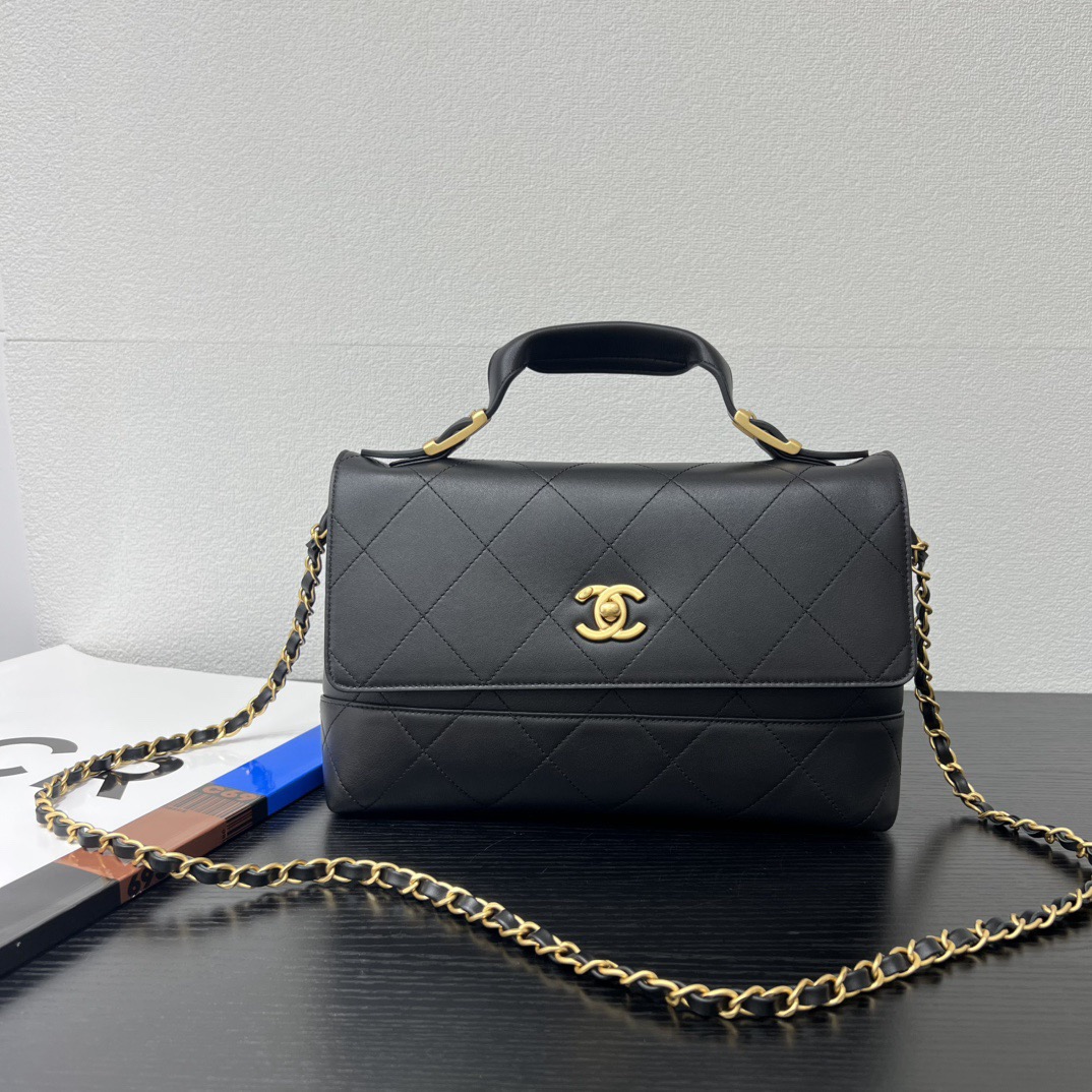 高级手工坊系列 小牛皮配小羊皮 复古做旧五金 尺寸：29cmx18cmx8cm  型号：5634