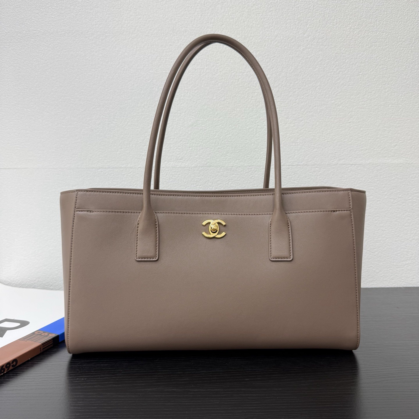 26p新品 托特包 小牛皮 内里磨砂麂皮 亮金五金  尺寸：39cmx13cmx20cm  型号：6243