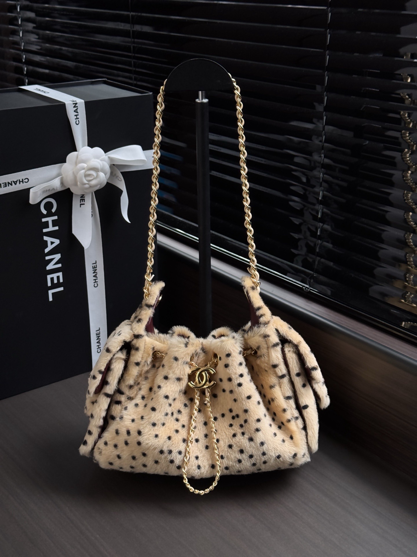 🌸26A系列豹纹25bag mini，短绒材质+奶杏色底配黑色斑点，野性又俏皮！金属链条+皮穿链肩带，酒红内里超有质感✨。迷你尺寸，日常出街超百搭，Jennie同款，时髦精必入！26A系列主打动物元素，都市丛林风，实用又有收藏价值，真的很火🔥。 款号AS5631 尺寸20-22-12.5 配包装