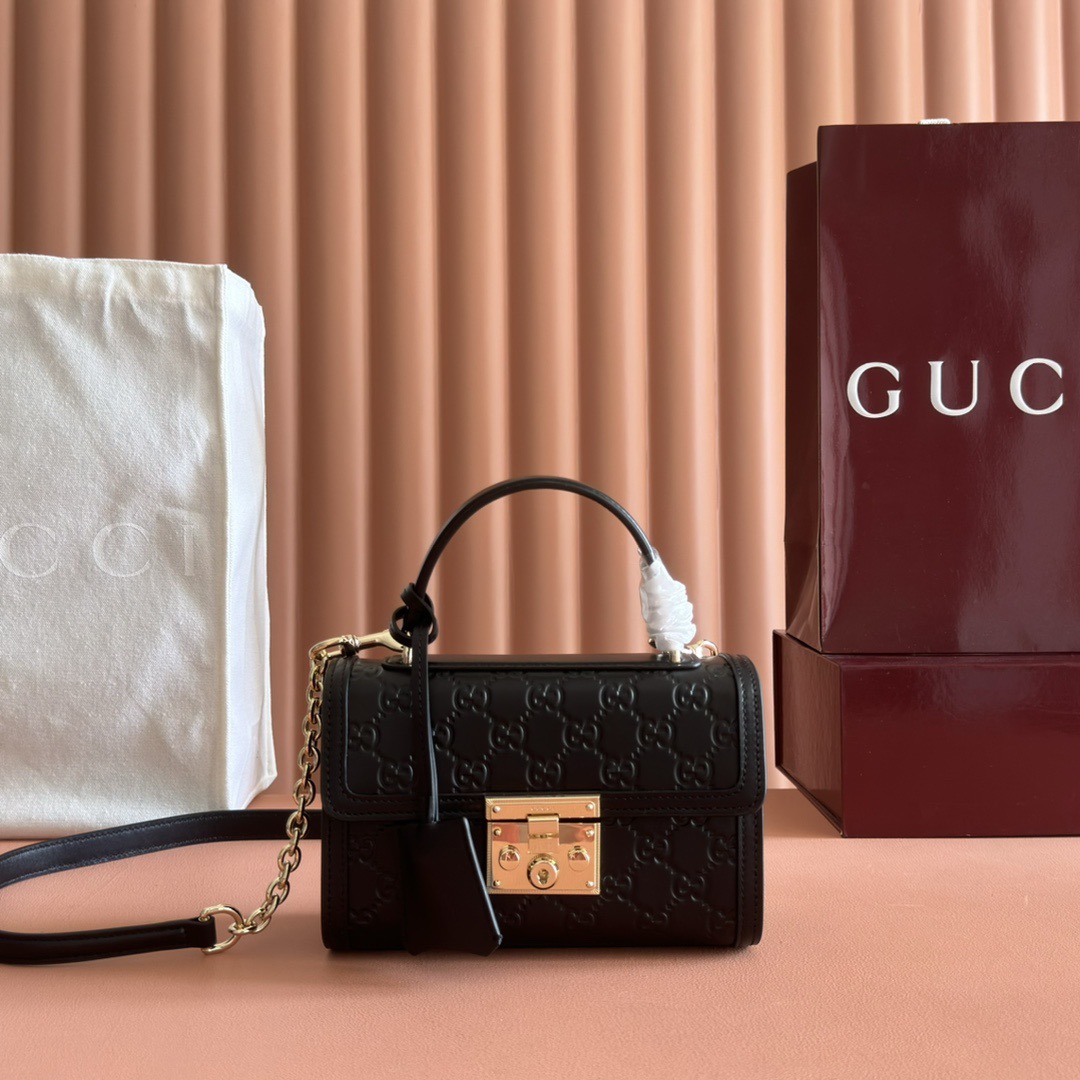💋💋💋配全套原厂包装【新品】Padlock系列以现代廓形惊艳亮相2025早秋系列，解锁多种背携方式。此款式手提或斜挎皆宜，织带衬里致敬品牌标志性元素。 安可拉红色GG字母交织图案涂层织物 安可拉红色皮革滚边 浅金色调配件 安可拉红色棉布衬里 内部：一个开口袋 外部：一个开口袋 提手（6厘米高） 可拆卸可调节皮革肩带（高度：57厘米 – 62厘米；长度：103厘米 – 123厘米） 挂锁锁扣，配有皮革钥匙扣 型号：838999。 尺寸：20厘米（宽）x 13厘米（高）x 8厘米（深） 重量：约0.6千克 颜色：黑色压花。 意大利创作