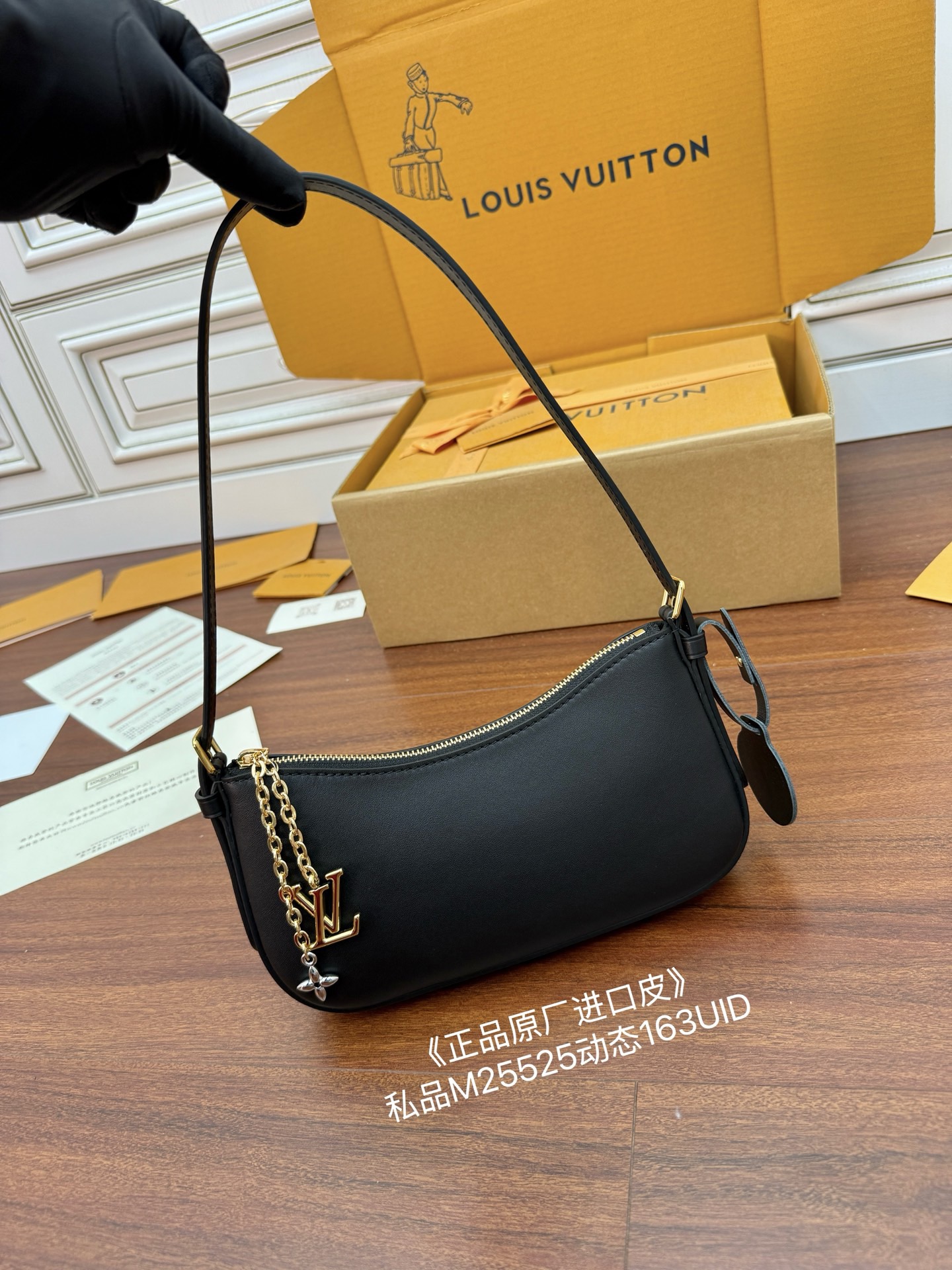 独家(原厂进口皮)首发型号：M25525私品（163动态UID ）进口菱形面料  （品质和材料第九次再次升级，同步，动态电子芯片、礼品袋、保护纸，铜版电子标签、合格证）皮料是代工厂意大利A级树膏皮（私品）是在于品质、五金、面料、手工、油边、是A级出品、拍摄图跟产品一致丶配图上的全套包装.尺寸：23x10x4CM🌟流号:168830